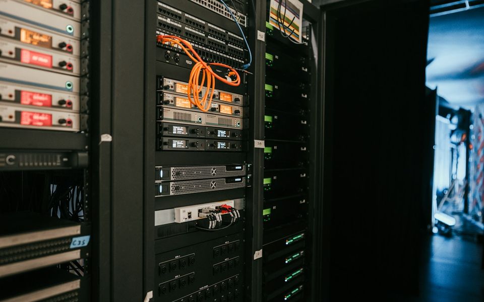 Server-Rack mit Netzwerkkabeln und Statusanzeigen